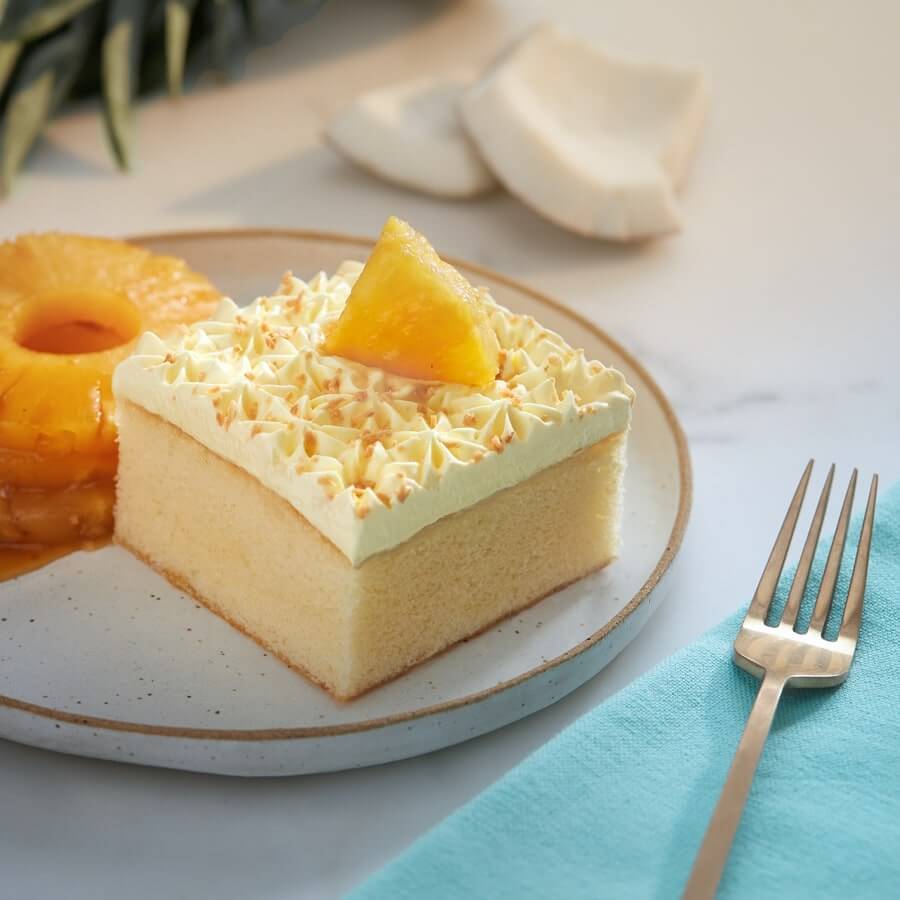 Gâteau à la vanille et à la noix de coco avec ananas caramélisé