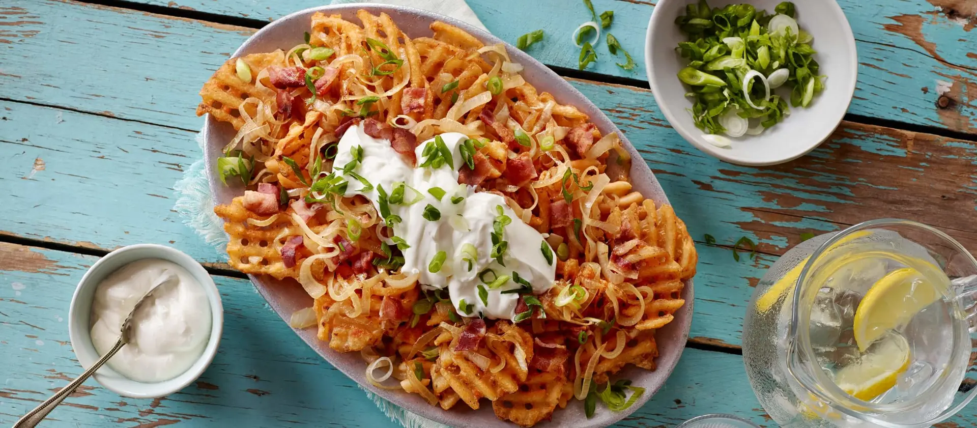 Nachos tout garnis aux frites gaufrées épicées