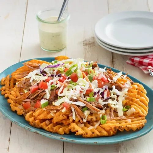 Nachos au porc effiloché et aux frites gaufrées épicées